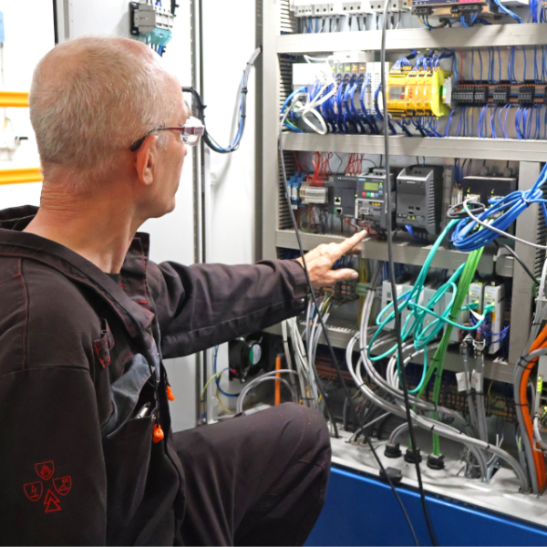 Collega van de technische dienst aan het werk bij Alcomij een technische baan in de glastuinbouwsector