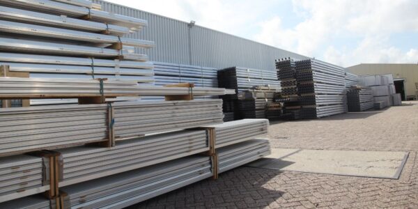 Voorraad van staal en aluminium onderdelen voor kasconstructies en kasdeksystemen van Alcomij, klaar voor wereldwijde levering