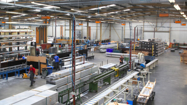 Werken in de moderne aluminium productiehal van Alcomij een innovatieve werkomgeving in de kassenbouw