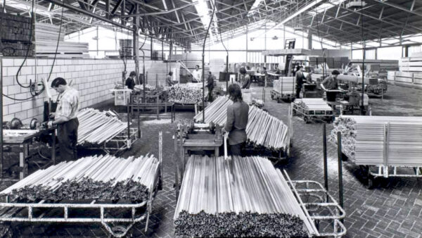 Assemblage van kasonderdelen in de productiehal van Alcomij in de jaren 70 – begin van decennialange expertise in kasconstructies