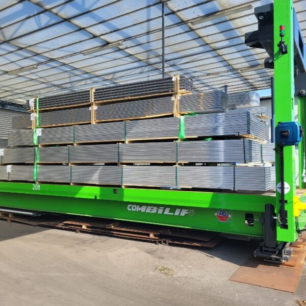 Het geavanceerde CombiLift-containerlaadsysteem van Alcomij, beladen met materialen en gereed voor efficiënt transport naar een glastuinbouwproject.