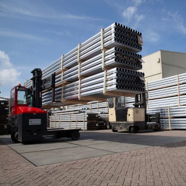 Met onze eigen productielocatie, gespecialiseerde engineers en geoptimaliseerde logistiek garanderen we kwaliteit, betrouwbaarheid en maatwerk.